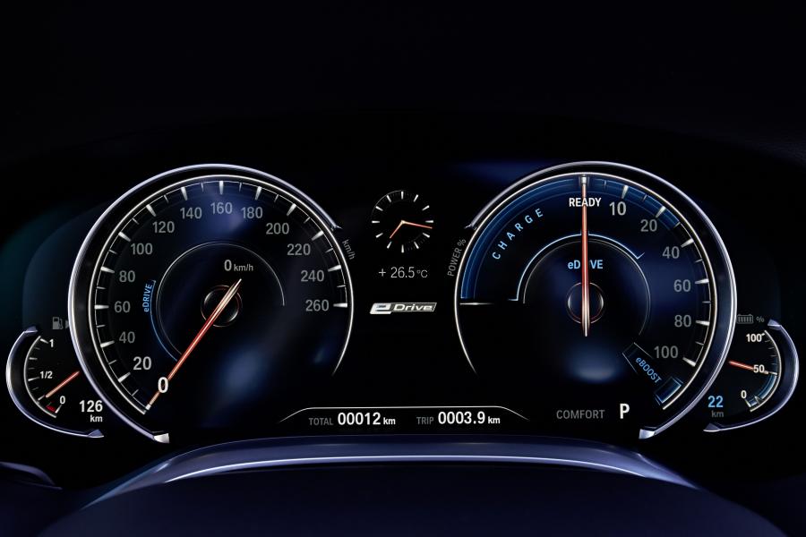 Панель приборов BMW 740Le xDrive (G12) 2015 года  (WW) (фото 10 из 41)